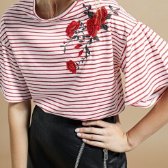 https://www.stradivarius.com/fr/femme/nouveau/t-shirt-à-rayures-et-broderie-c1390561p300385507.html?colorId=100